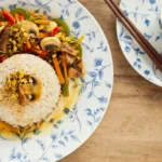 Arroz integral con verduras al vapor y salsa asiática
