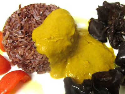Arroz rojo con setas negras del blog cocina con luz verde