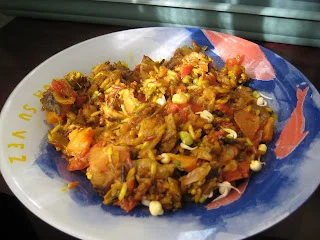 Arroz con verduras, cúrcuma y vino tinto