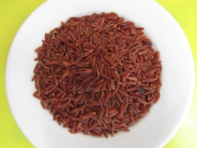 Arroz rojo con setas negras del blog cocina con luz verde