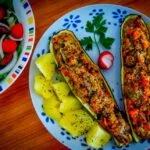 Calabacínes rellenos de quinoa y verduras