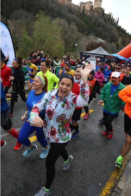 Dra. Odile Fernández sonriente en una carrera popular con la Alhambra al fondo