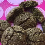 Galletas de té matcha con matcha latte