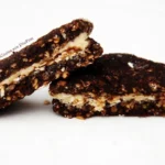 Galletas Raw Oreo de algarroba y chocolate blanco