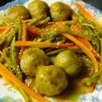 Albóndigas con salsa de miso y guarnición de verduras