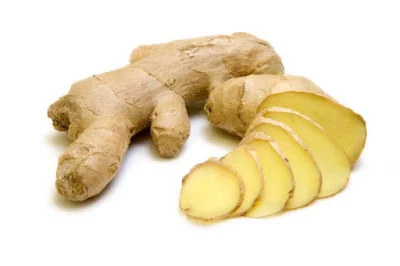 Raíz de jengibre fresca cortada en láminas