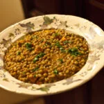 Lentejas con verduras, ajo negro y espagueti de mar