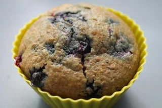 Muffins integrales de frutas del bosque