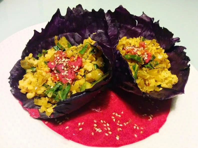 Bolsitas de col lombarda rellenas de lentejas rojas con shiitake y acelgas por Laura Romero