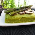 Pastel de polenta y aguacate
