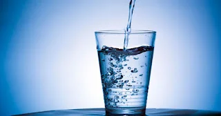 Beber agua antes de las comidas puede ayudar a perder peso