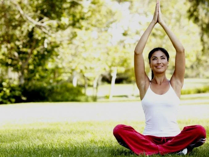 mujer_yoga_pantalon_rosa Dra. Odile Fernández alimentación saludable anticáncer