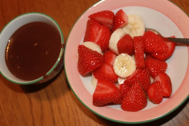 Fresas y plátano con chocolate negro (merienda sana)