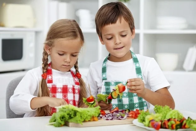 Niños que cocinan en casa eligen comida más saludable