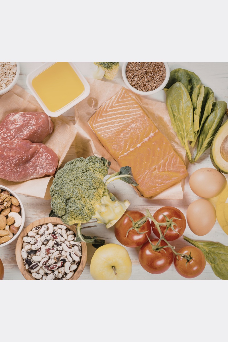 Plato con salmón, brócoli, aguacate, nueces y semillas — alimentos ricos en omega 3