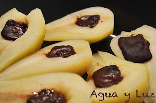 Peras cocidas rellenas de chocolate negro (postre fácil)