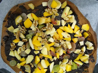 Pizza de chocolate y fruta sin gluten (postre sano)