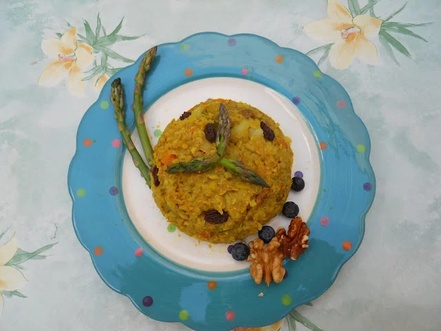 Timbal vegano de trigo sarraceno con verduras y pasas