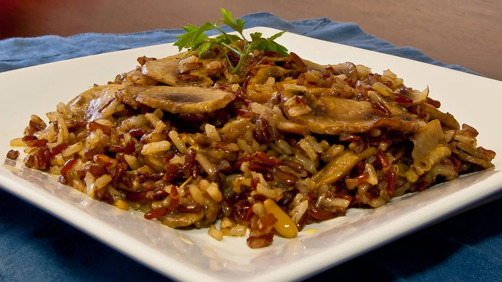 ARROZ ROJO CON CHAMPIÑONES Y PIÑONES por Irene Gutierrez