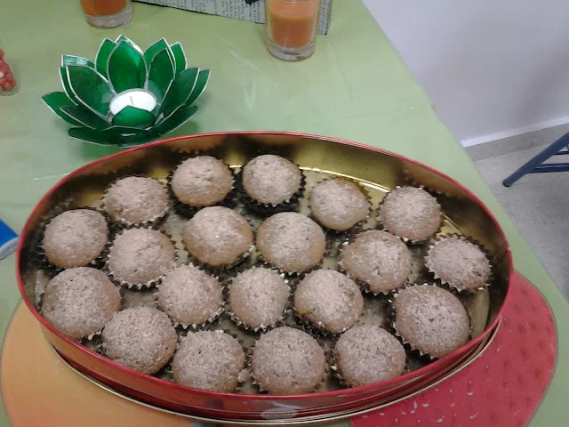 BOLITAS DE COCO CON CEREZAS por Remedios López