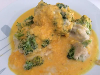 Brocoli con salsa de tomate y cúrcuma y bechamel de avena