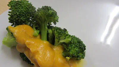 Brócoli escaldado con salsa de calabaza y almendra por Raquel