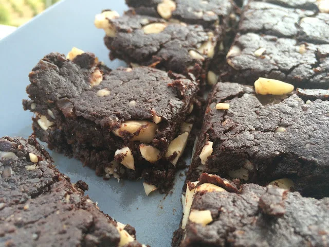 Brownie raw, sin harina, sin huevo y sin horno