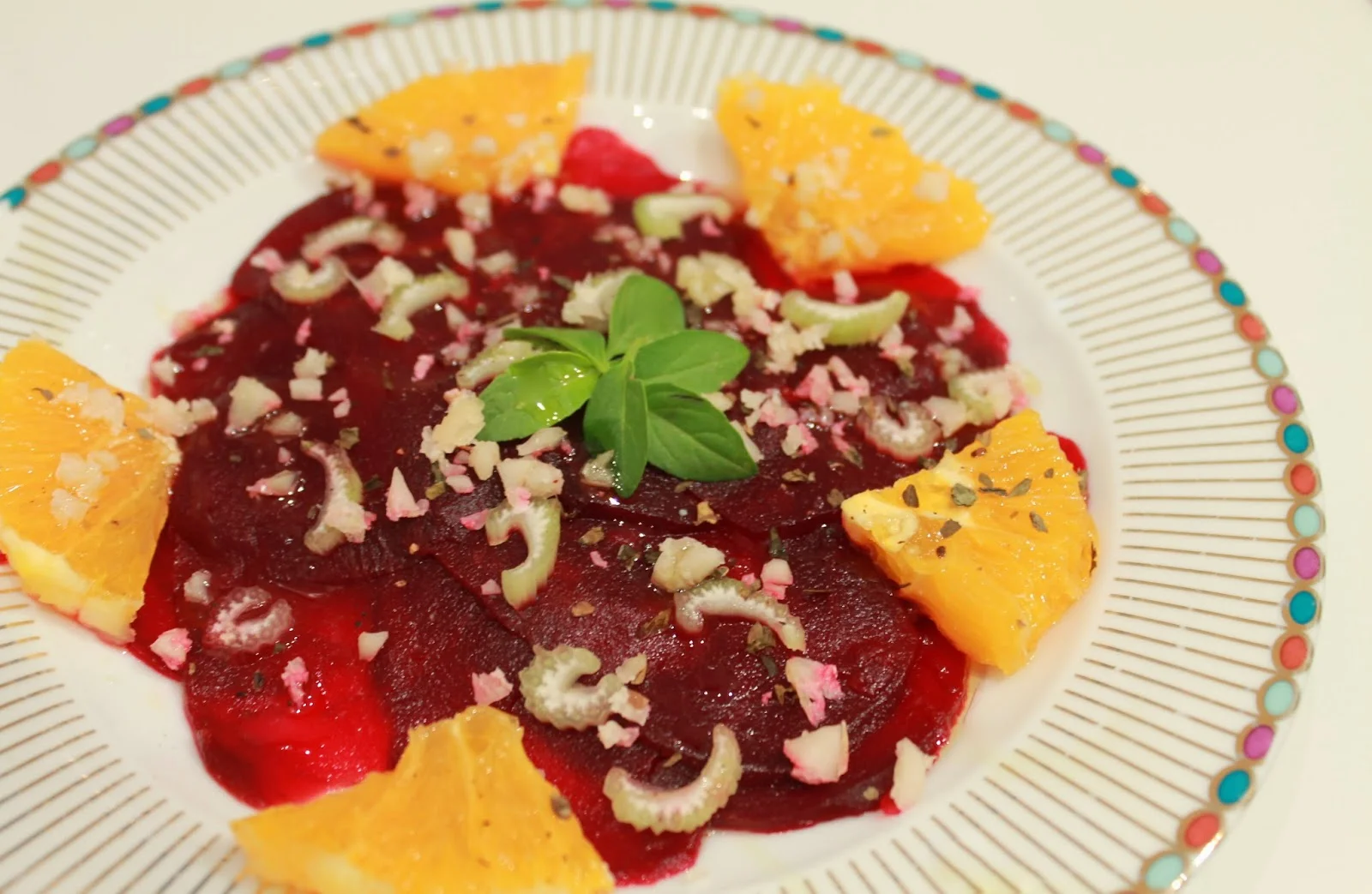 Carpaccio vegano de remolacha, naranja y nueces de Macadamia