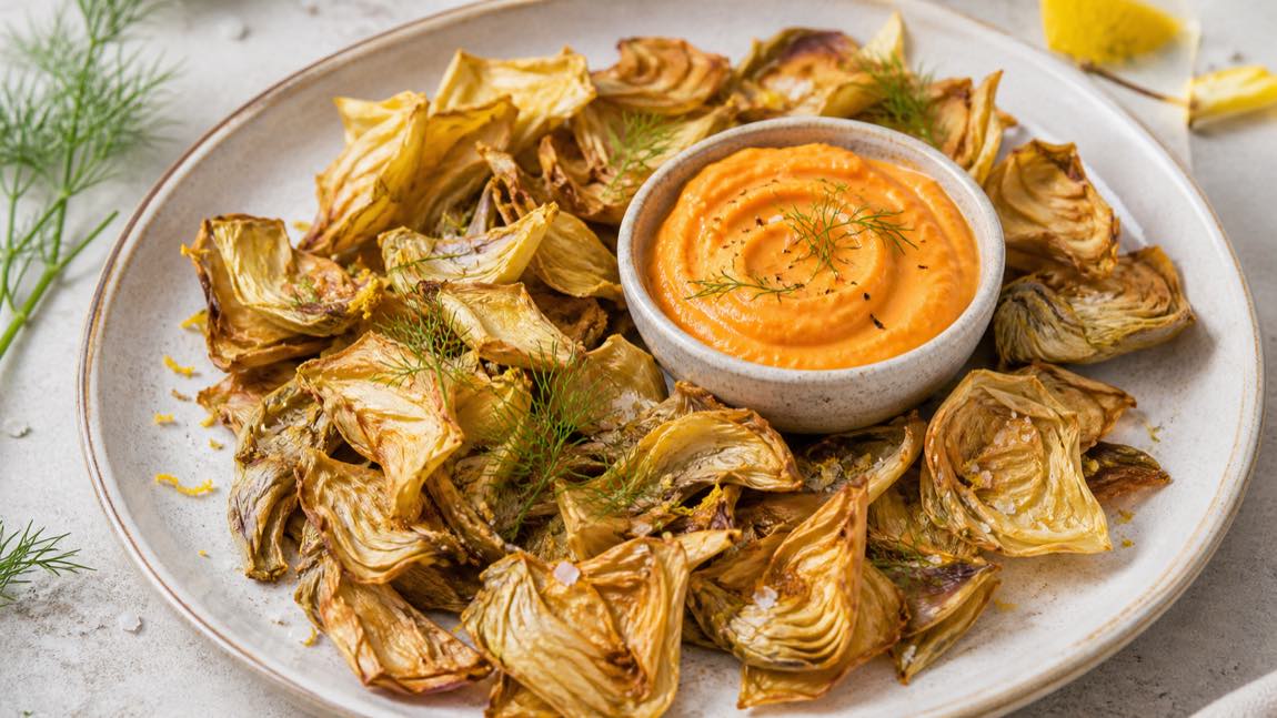 Chips de alcachofa con veganesa de zanahoria e hinojo