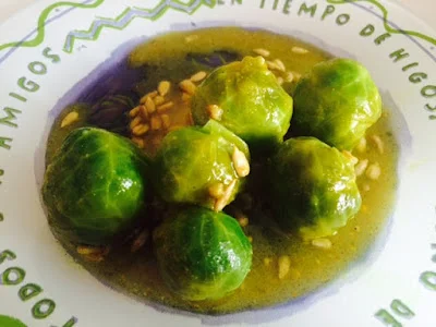 Coles de Bruselas con salsa de cúrcuma, miel y mostaza