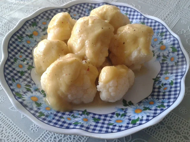 COLIFLOR AL VAPOR CON BECHAMEL ESPECIADA DE CALABACÍN por Alejandra Gómez