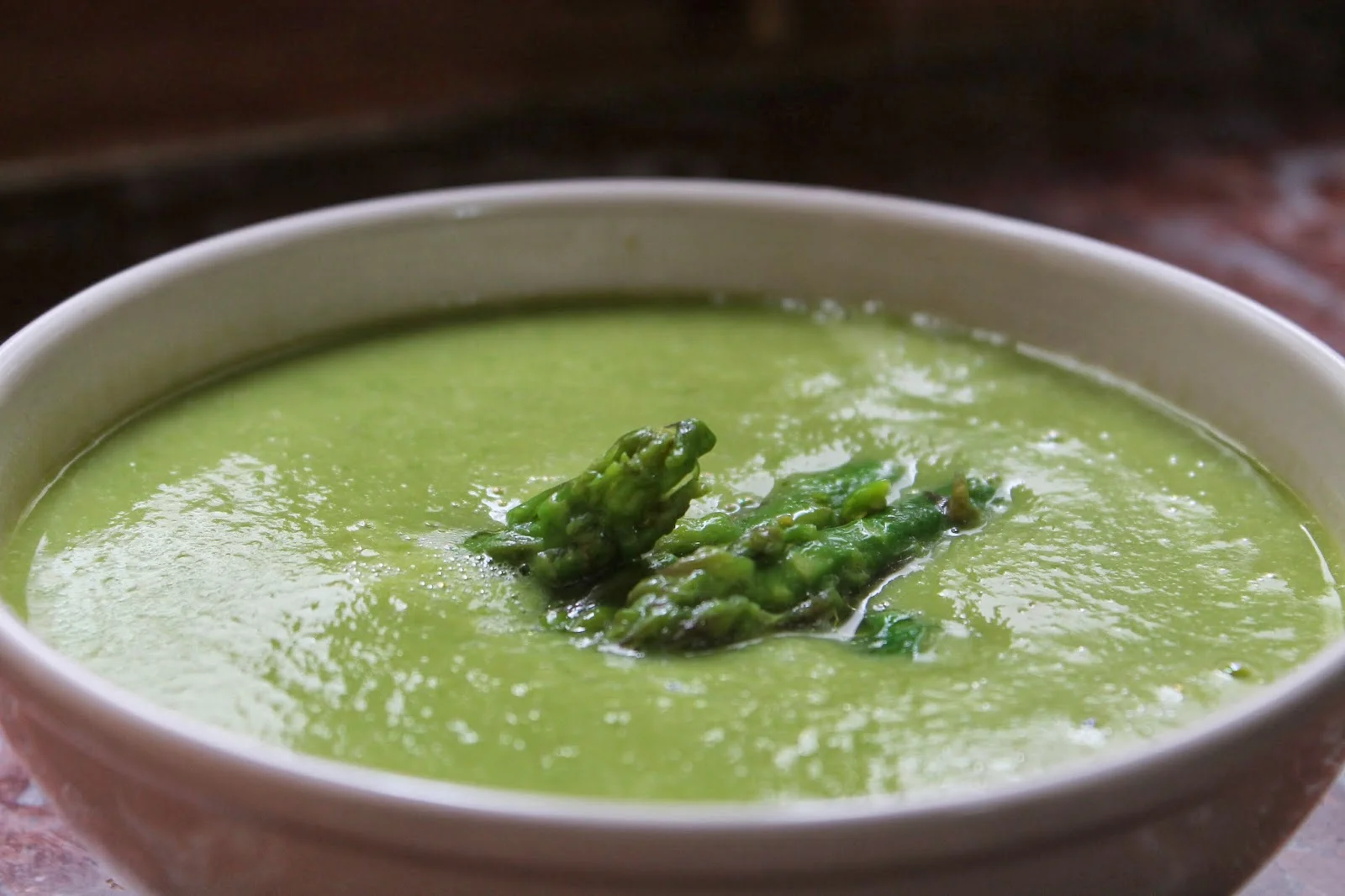 Crema de espárragos y guisantes con AOVE