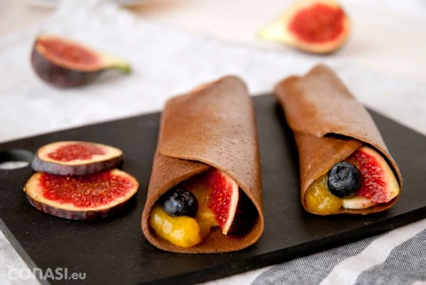 Crepes de fruta con mermelada de mango y chía