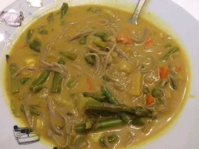 Curry de verduras con salsa de coco, mango y jengibre