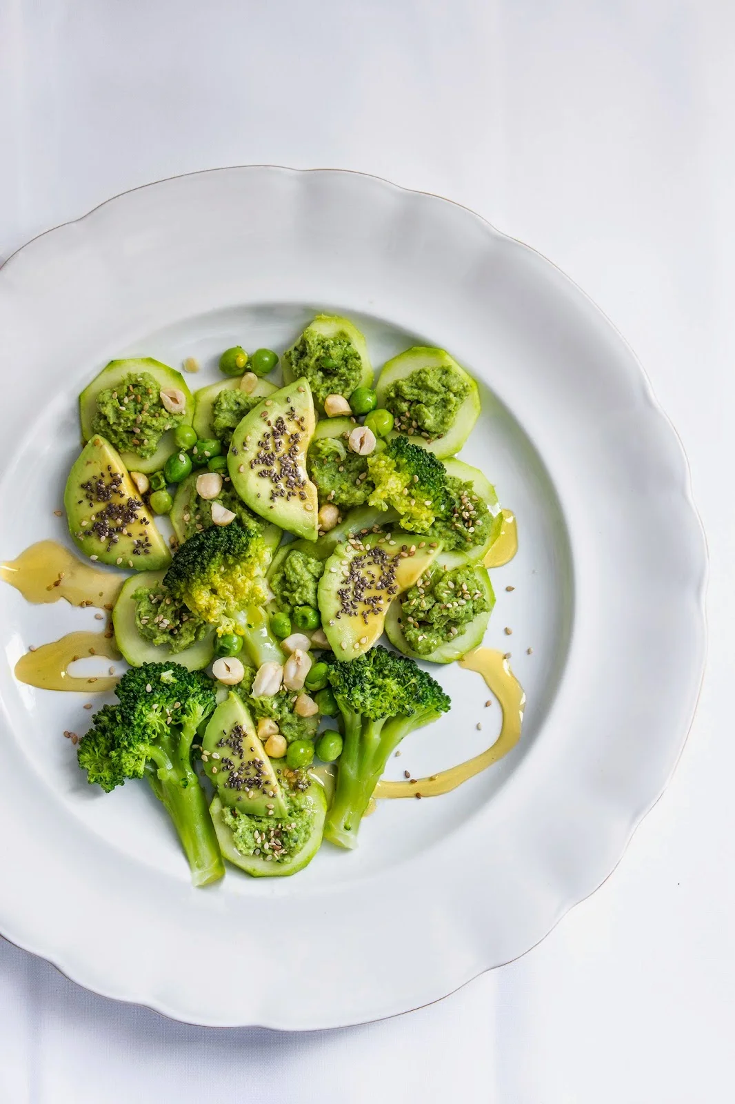 Delicias de calabacín con pesto de brócoli y guisantes