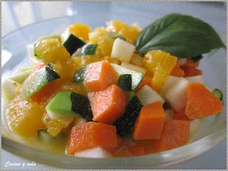 Ensalada de calabacín y zanahoria con vinagreta de naranja y albahaca