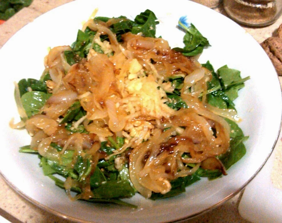 ENSALADA DE ESPINACAS Y CEBOLLA CARAMELIZADA por Marga Rodriguez Aznar