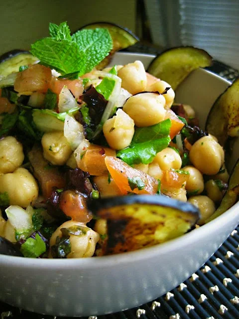 Ensalada de garbanzos, berenjena y menta por Amanida Animada