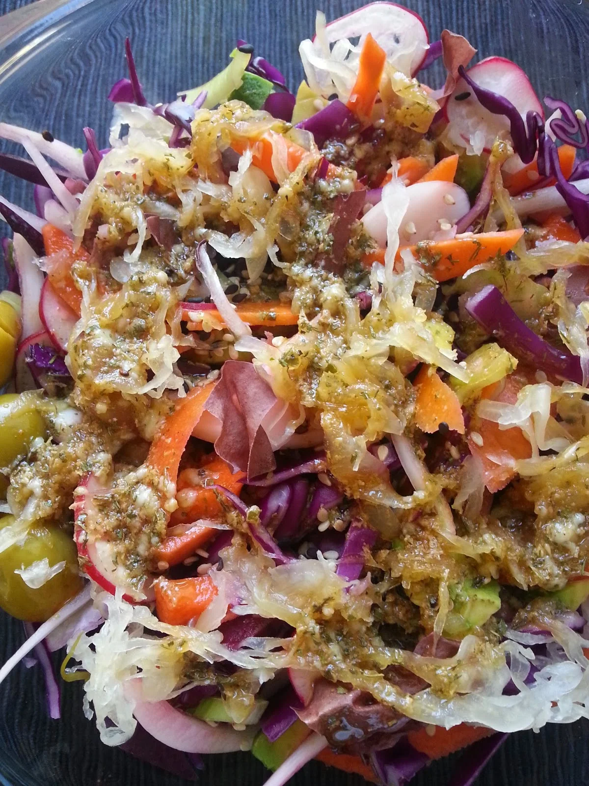 Ensalada de lombarda, zanahoria, rábanos y remolacha con semillas