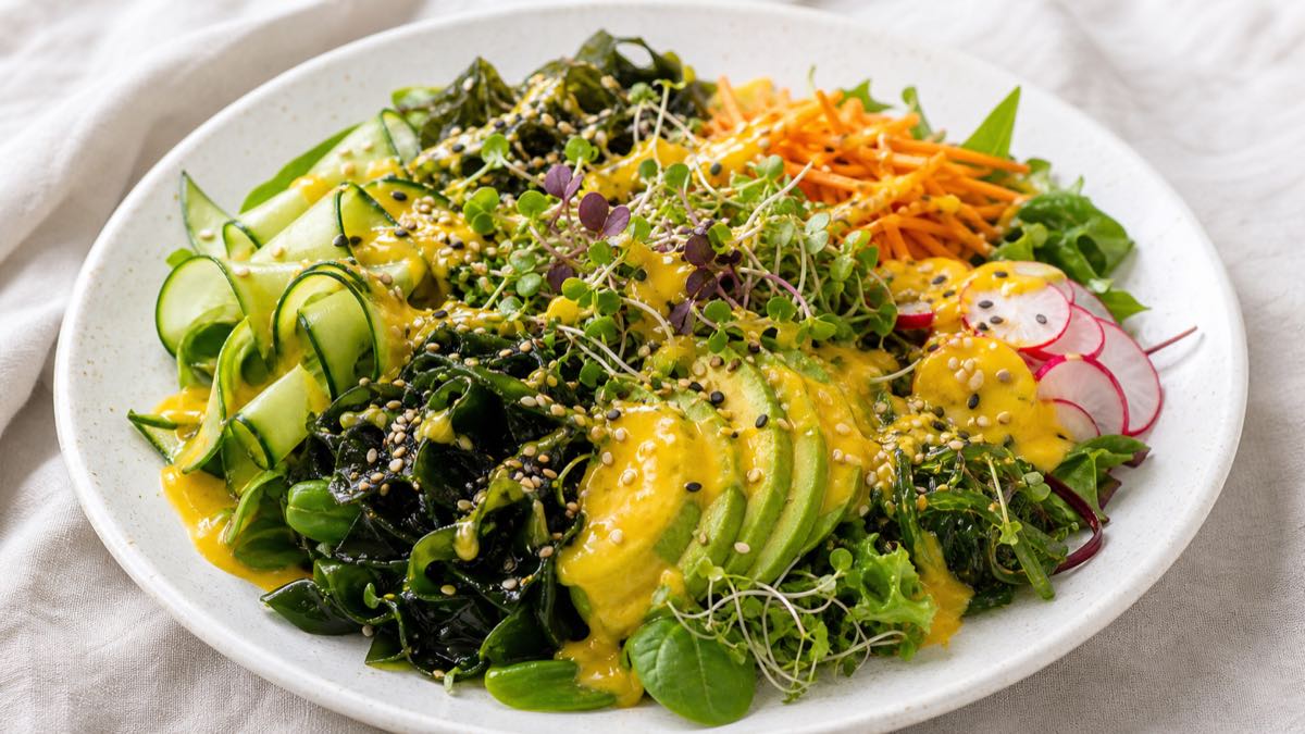 Ensalada Mar y Vegetal con salsa especial de oro por Emi Soro