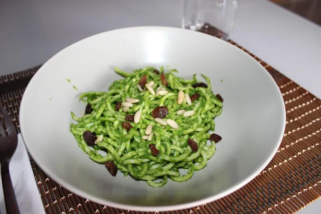 Receta de espaguetis de calabacín con pesto de espinacas