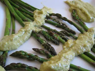 Espárragos con salsa de Aguacate