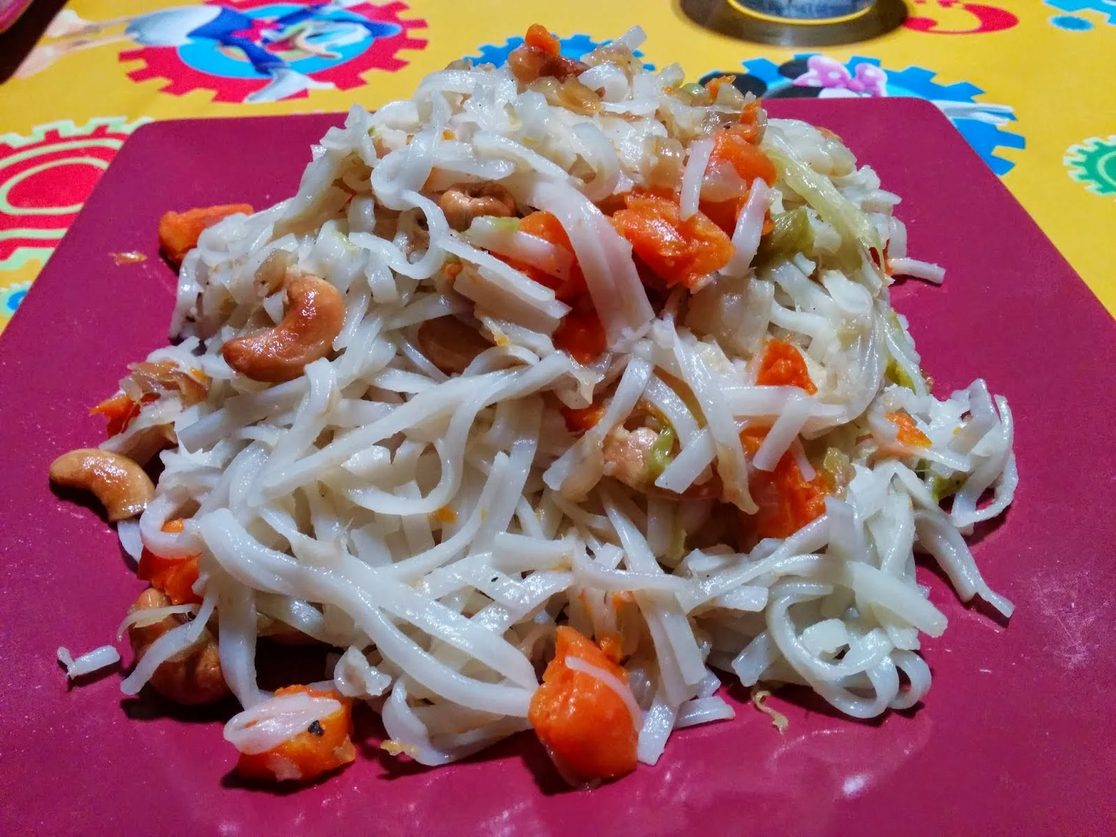 Fideos de arroz con verduras especiadas y anacardos por Lidia Casademont