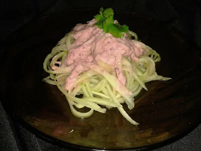 FIDEOS DE PEPINO CON SALSA ROSA DE CILANTRO por Alejandra Gómez