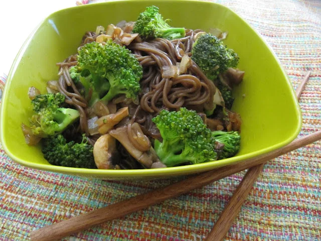 Fideos soba con brocoli y champiñones por Cristina