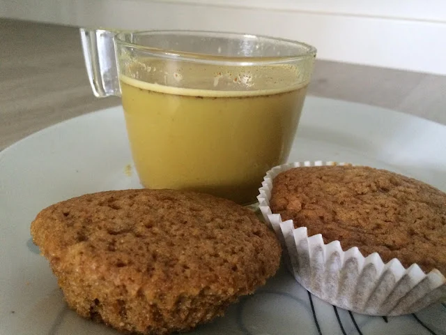 Leche dorada y magdalenas de limón y vainilla para mojar