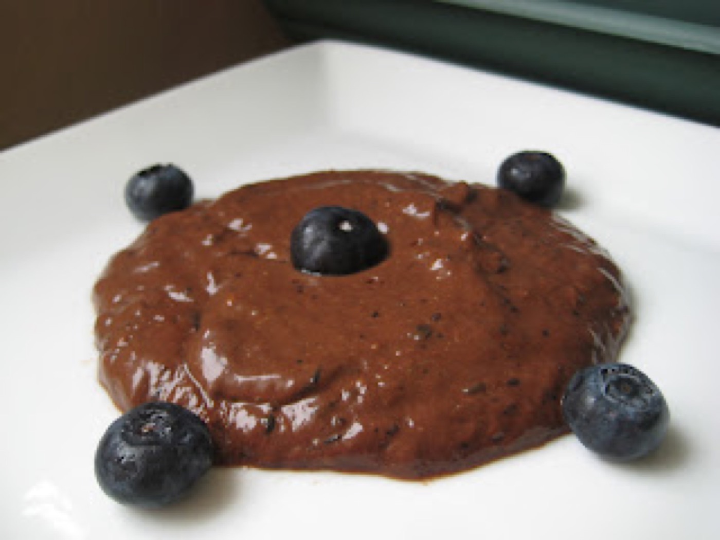 Mousse de chocolate  y arándanos crudivegana
