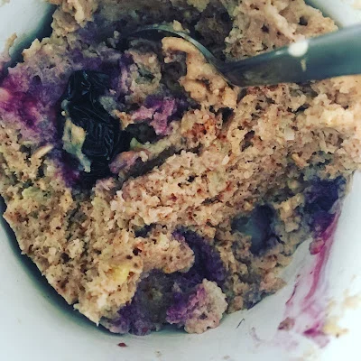 Muffin de arándano en taza en 1 minuto (sin azúcar ni harina)