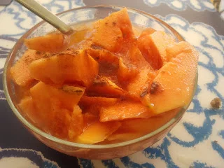 Papaya con zumo de pomelo y toque de canela