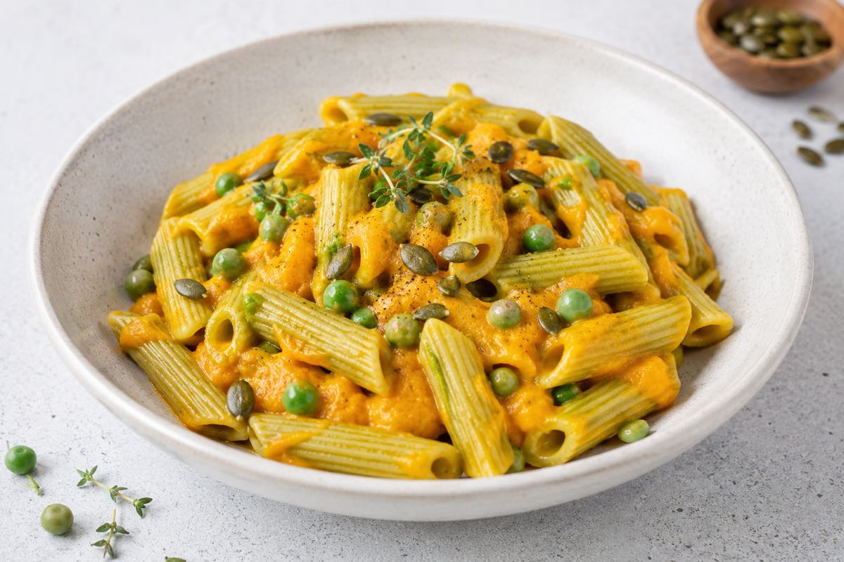 Pasta sin gluten de guisantes verdes con salsa de calabaza